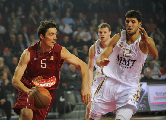 记者：今年是浙江队的过渡赛季，明年球队将重新组建（记者：浙江队本赛季处于过渡期，明年将完成重建）