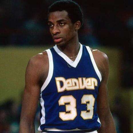 弗兰克：中国非常自由和安全，商品非常便宜，菜味道出奇地好（弗兰克称中国自由安全、物价实惠，菜肴出奇美味）