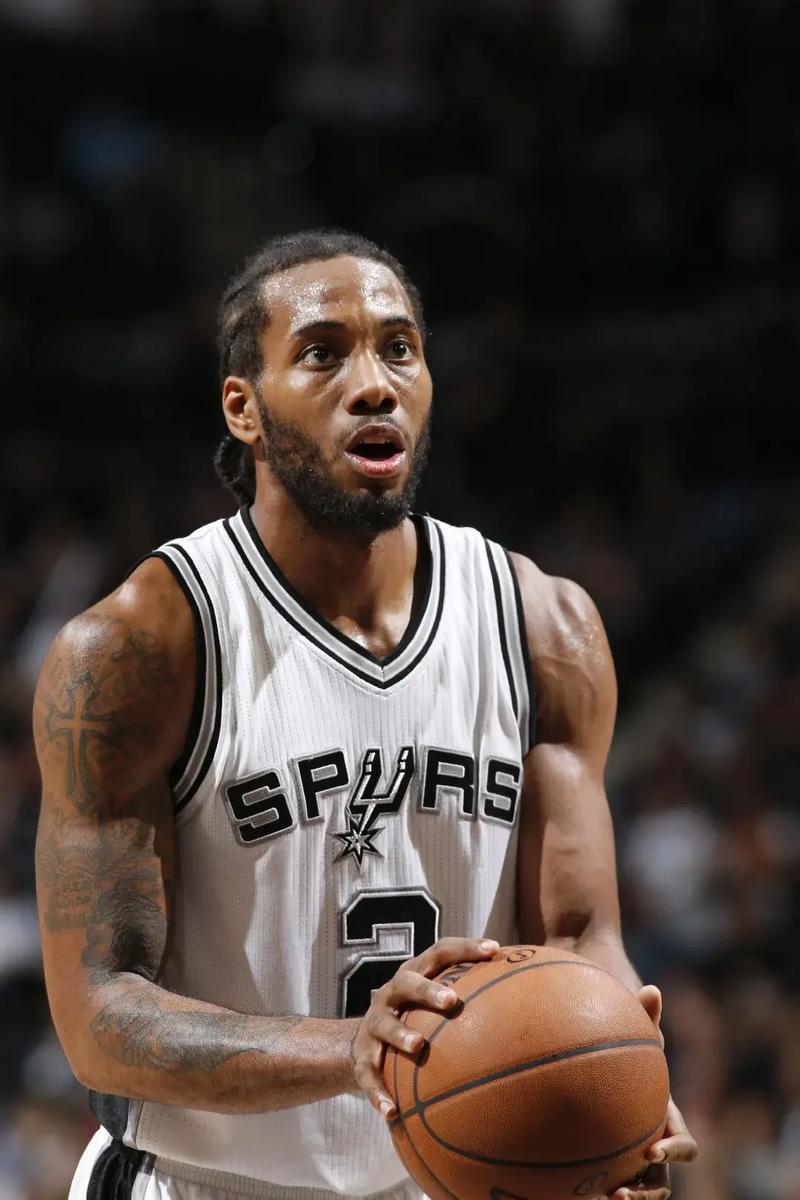 足坛悲喜一夜！AC米兰0-1爆冷被淘汰，13场不败终结，曼联1-1被绝平（足坛冷暖一夜！AC米兰0-1爆冷出局，13场不败告终，曼联1-1遭读秒扳平）