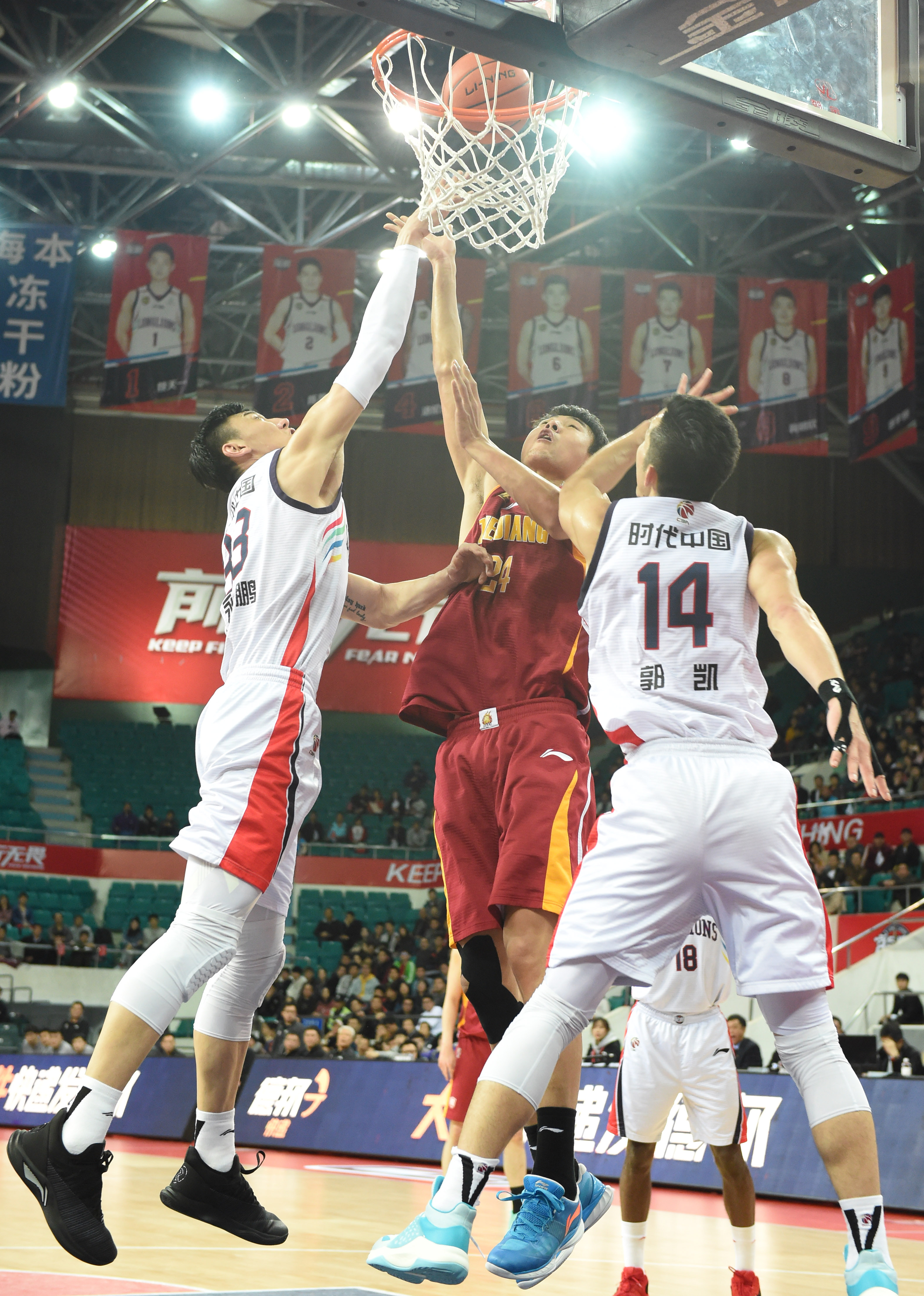 广东挺进8强，徐杰飙7记三分砍23分，杜锋战术奏效，下轮迎战卫冕冠军（广东闯入八强：徐杰7记三分砍23分，杜锋战术奏效，下轮挑战卫冕冠军）