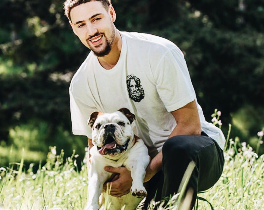 调皮二娃上线，穆勒庆祝夺冠时和25号队友高尔德顶牛假装受伤（穆勒夺冠庆祝与25号高尔德顶牛嬉闹，二娃调皮上演装伤）